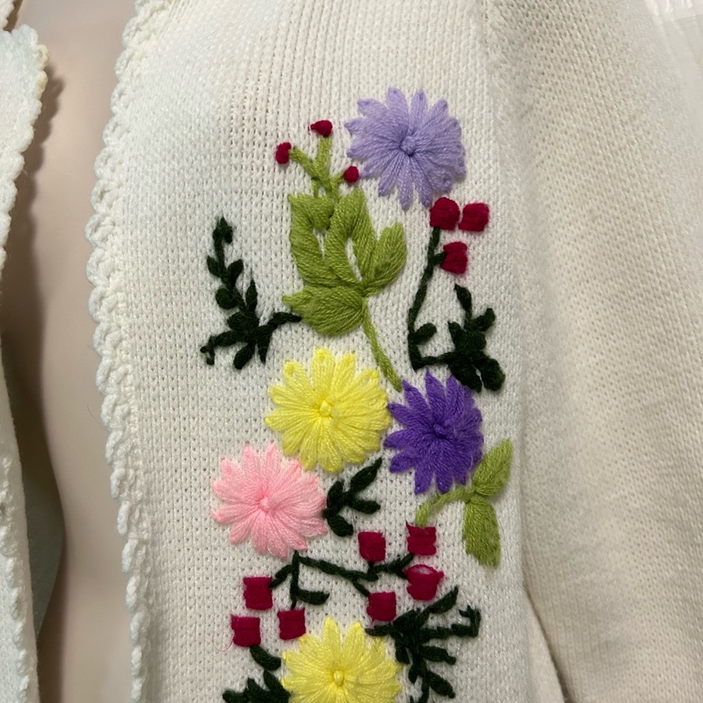 Vintage Sears Crewel Flower Cardigan 60s 70s Bright Cottage Granny Grandmacore - Picture 3 of 6